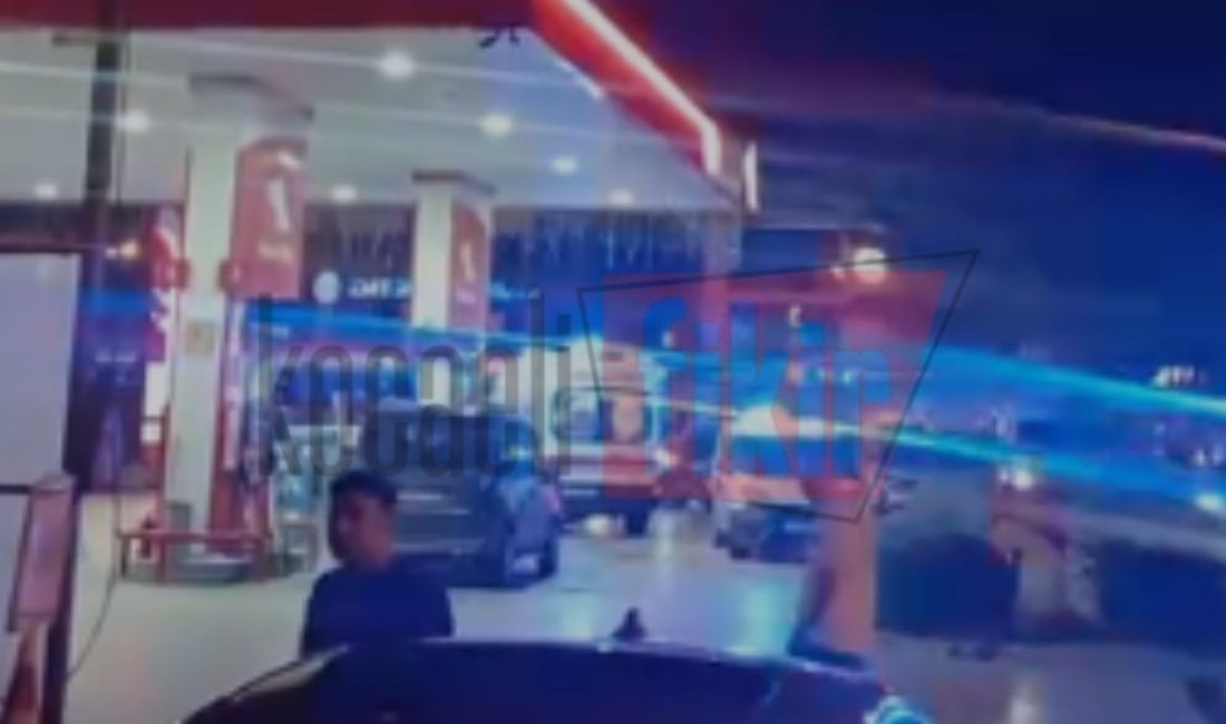 Kocaeli'nin İzmit ilçesinde gece saatlerinde yaşanan trafik tartışması, tarafların araçlarından