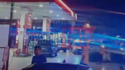 Kocaeli'nin İzmit ilçesinde gece saatlerinde yaşanan trafik tartışması, tarafların araçlarından