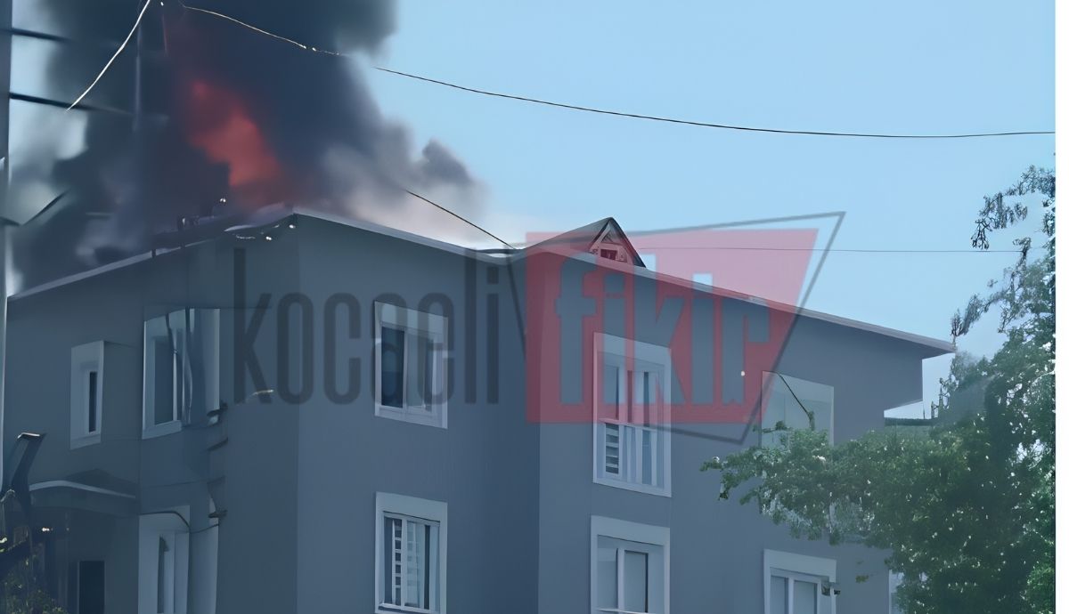 4 Katlı binada çatı alevlere teslim oldu