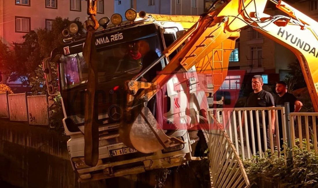 Kocaeli'nin Körfez ilçesinde gece saatlerinde yaşanan olayda, park halinde bulunan