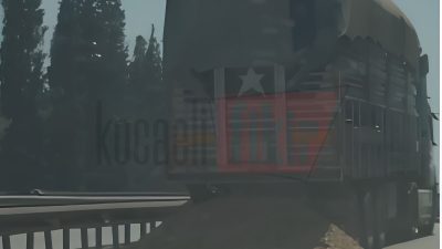 D-100 Karayolu'nun Körfez geçişinde seyreden hafriyat kamyonunun kapağının açılması sonucu