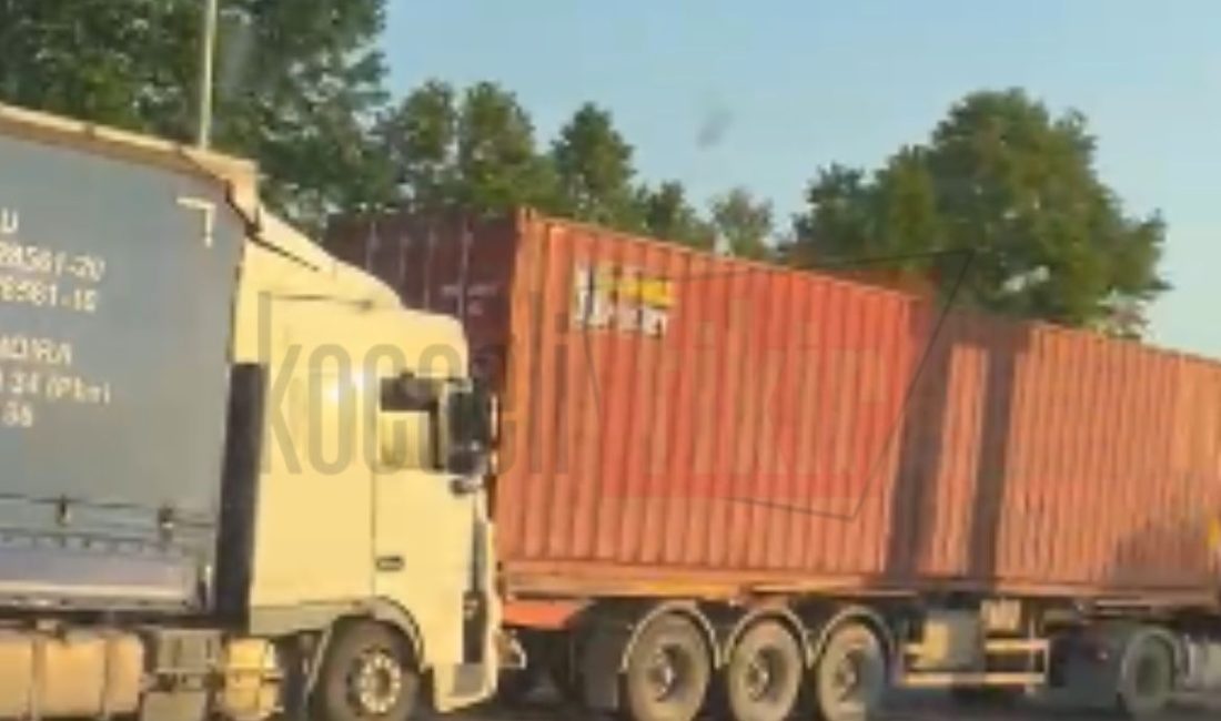 Başiskele Yuvacık Sapağı’nda meydana gelen trafik kazasında iki TIR çarpıştı.