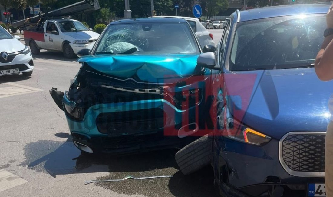 İzmit’te Kandıra Sapağı mevkiinde meydana gelen trafik kazasında iki otomobilin