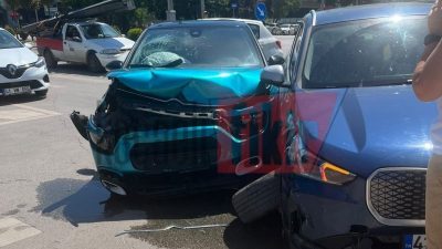 İzmit’te Kandıra Sapağı mevkiinde meydana gelen trafik kazasında iki otomobilin