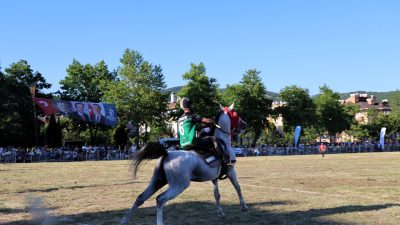 Derince’de gerçekleştirilen Geleneksel Cirit Şöleni’nde atlı sporcular hünerlerini sergilerken, yüzlerce