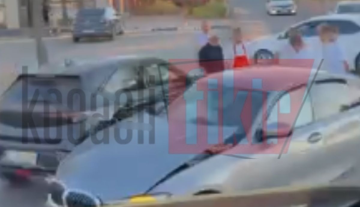 Kartepe’de iki otomobil çarpıştı!