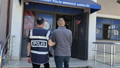 Kocaeli Emniyeti’nin Derince’de gerçekleştirdiği operasyonlarda, haklarında kesinleşmiş hapis cezası bulunan