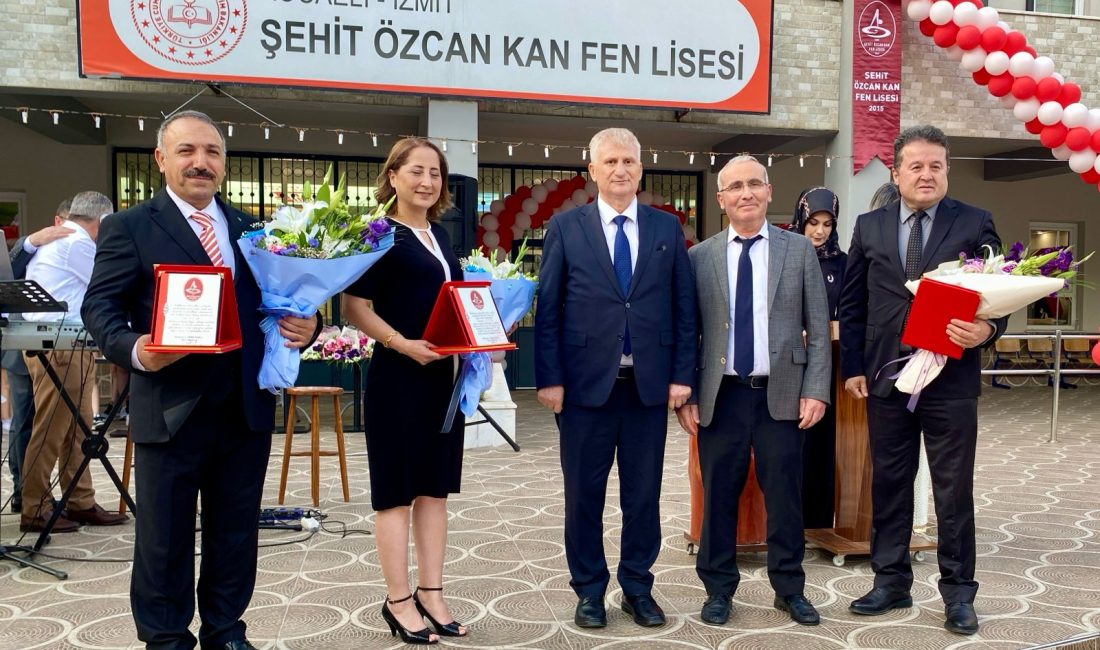 Şehit Özcan Kan Fen Lisesi'nde düzenlenen mezuniyet töreninde 135 öğrenci