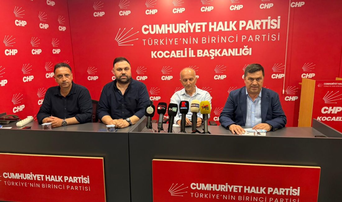 CHP Kocaeli İl Eğitim Komisyonu üyeleri, parti binasında düzenledikleri basın