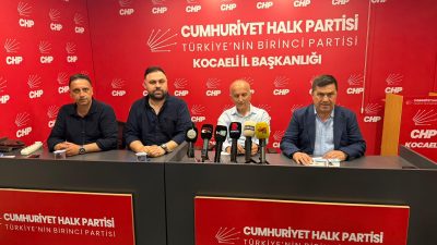 CHP Kocaeli İl Eğitim Komisyonu üyeleri, parti binasında düzenledikleri basın