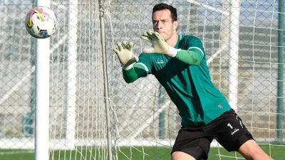 Yeni sezonda Süper Lig’de mücadele edecek olan Kocaelispor, kaleci transferinde