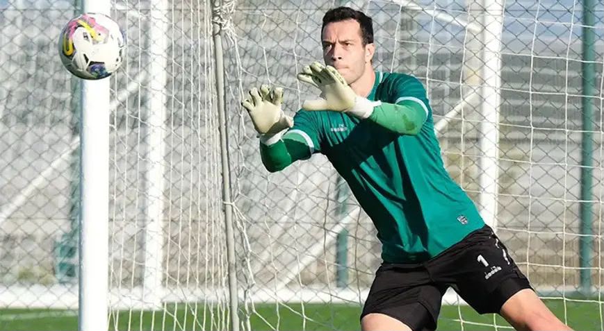 Yeni sezonda Süper Lig’de mücadele edecek olan Kocaelispor, kaleci transferinde