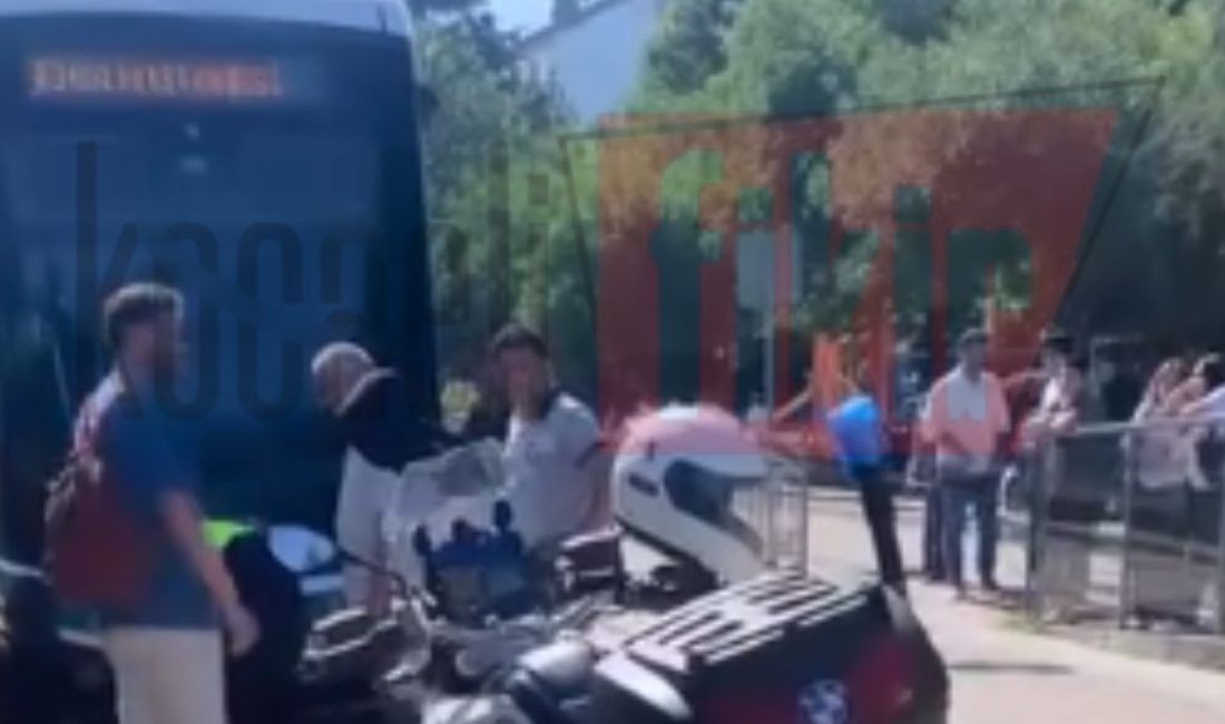 Kocaeli'nin İzmit ilçesinde Karabaş Mahallesi'nde bulunan Fuar Durağı’nda yolun karşısına