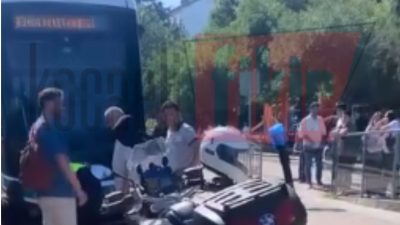 Kocaeli'nin İzmit ilçesinde Karabaş Mahallesi'nde bulunan Fuar Durağı’nda yolun karşısına