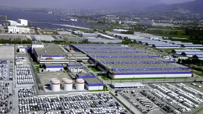 Ford Otosan fabrikasında içerde bulunan bir aracın sürücüsünün direksiyon hakimiyetini