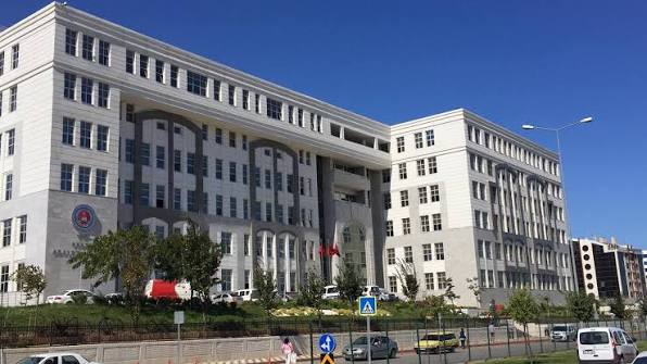 Gebze Adliyesi’nde görev yapan Cumhuriyet Savcısı Ayhan Uyumaz, duruşma sırasında