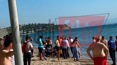Darıca Balyanoz Sahili’nde denize girmenin yasak olduğu bölgede suya giren