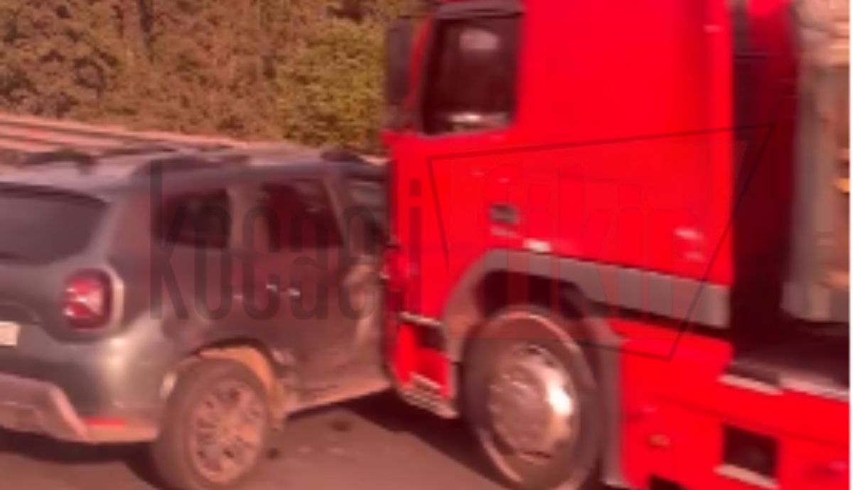 Kontrolden çıkan tır otomobili metrelerce sürükled